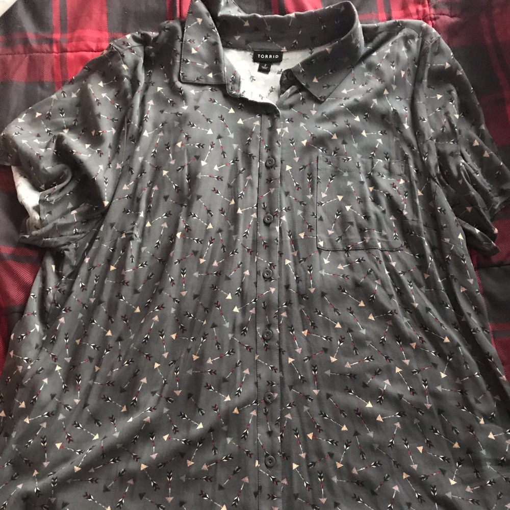 Torrid button up top